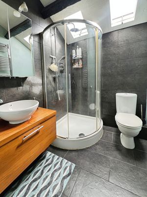 Shower room- click for photo gallery